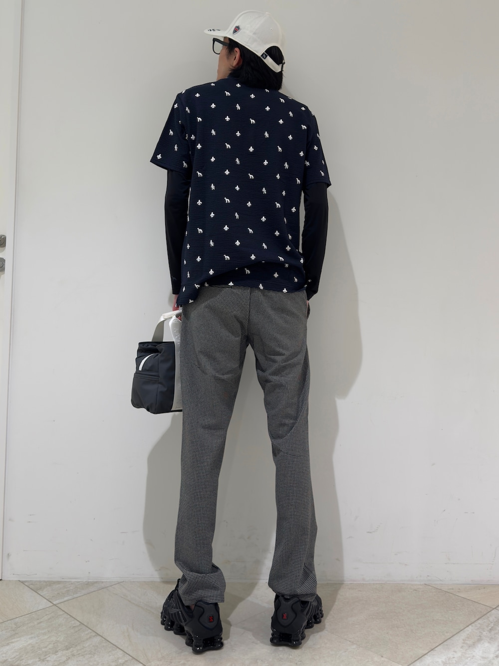ブルー系のポロシャツ、ブラック系のTシャツ/カットソー、グレー系のその他パンツを着用したメンズの秋コーディネートの3枚目の写真