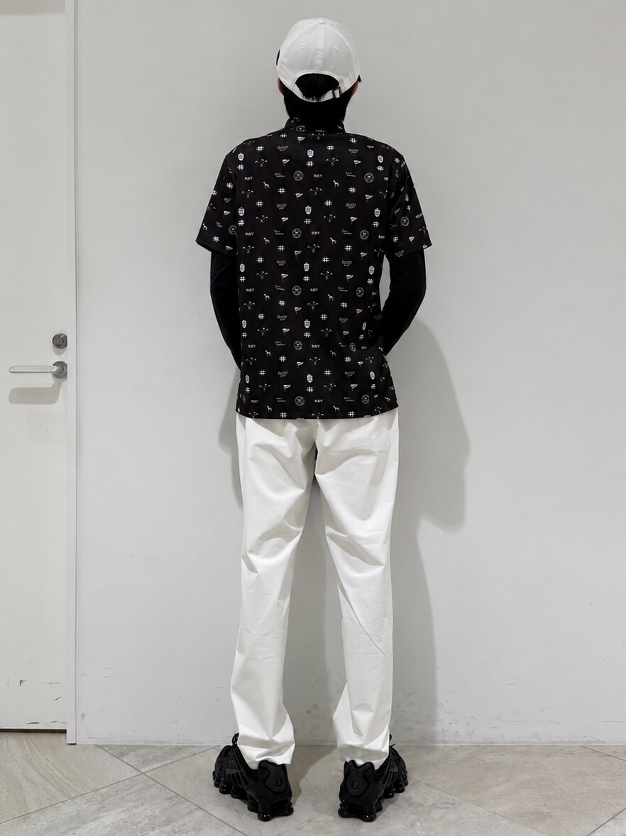 ブルー系のポロシャツ、ブラック系のTシャツ/カットソー、ホワイト系のその他パンツを着用したメンズの夏コーディネートの3枚目の写真
