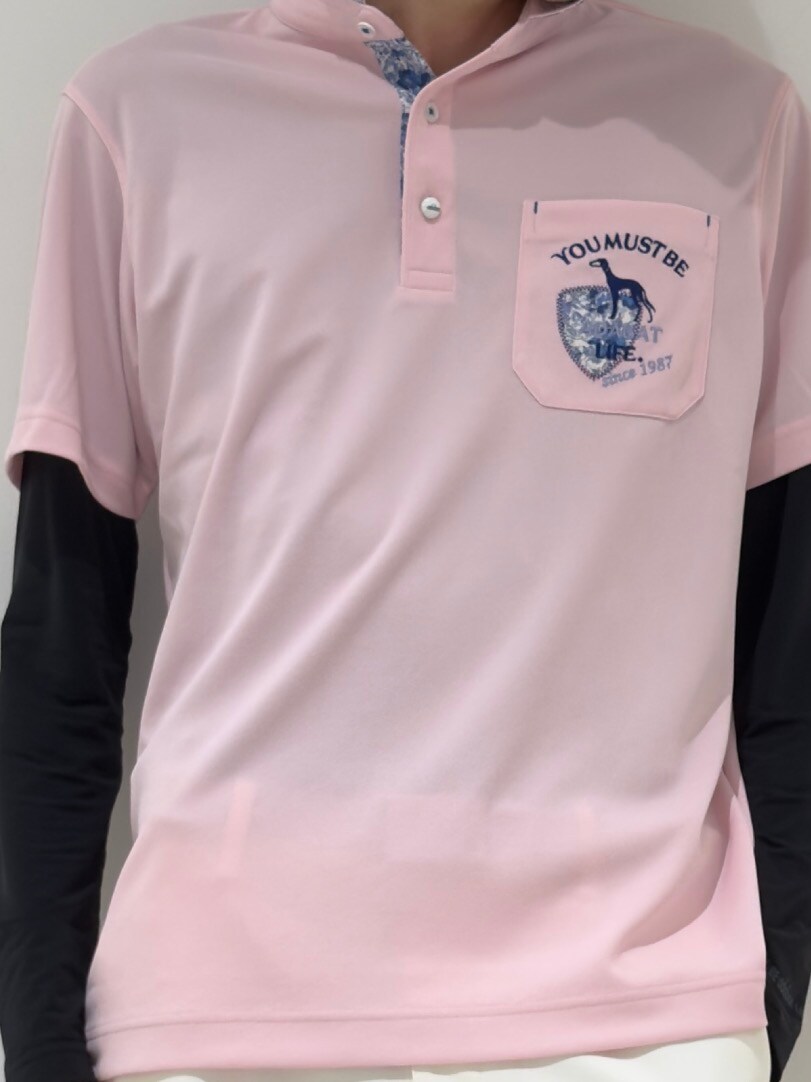 ピンク系のポロシャツ、ブラック系のTシャツ/カットソー、ホワイト系のその他パンツを着用したメンズの夏コーディネートの5枚目の写真