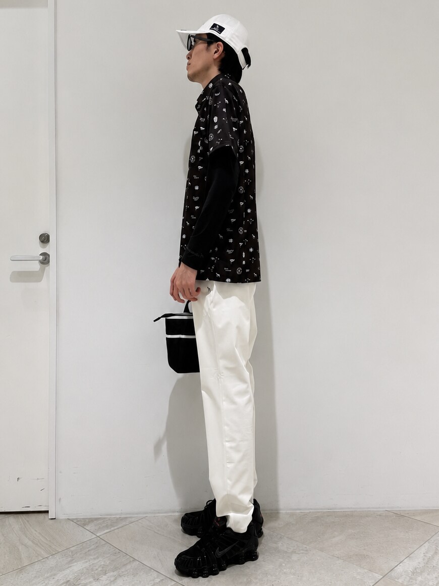 ブルー系のポロシャツ、ブラック系のTシャツ/カットソー、ホワイト系のその他パンツを着用したメンズの夏コーディネートの2枚目の写真