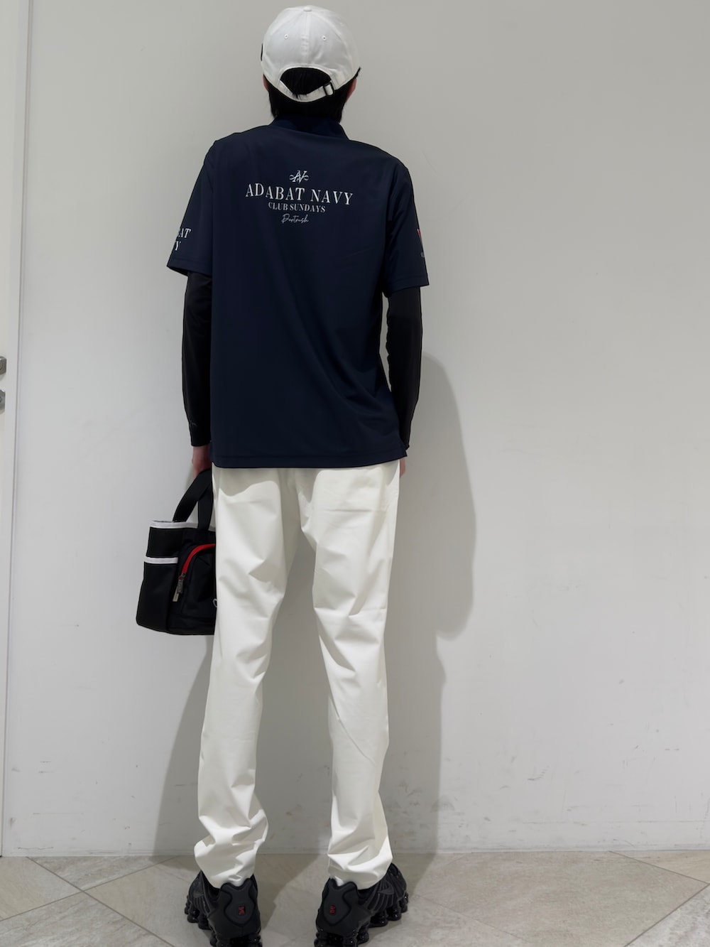ブルー系のポロシャツ、ブラック系のTシャツ/カットソー、ホワイト系のその他パンツを着用したメンズの夏コーディネートの3枚目の写真