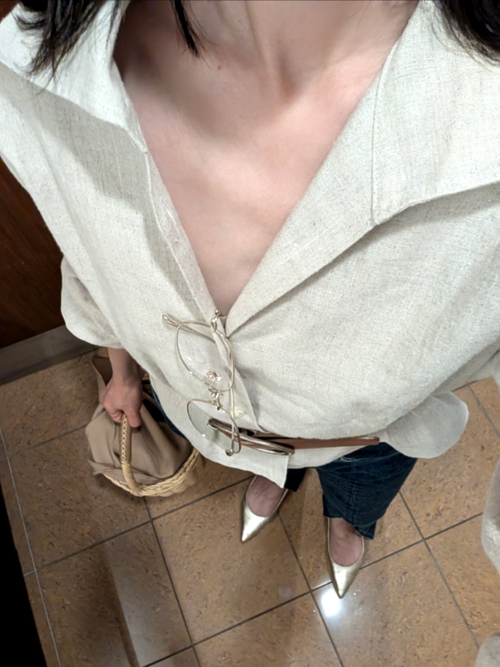ブルー系のデニムパンツ、ベージュ系のかごバッグ、ベージュ系のシャツ/ブラウスを着用したレディースの春コーディネートの4枚目の写真