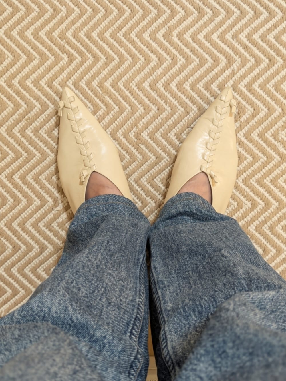 ブルー系のデニムパンツ、ベージュ系のバレエシューズ、ベージュ系のショルダーバッグを着用したレディースの春コーディネートの2枚目の写真