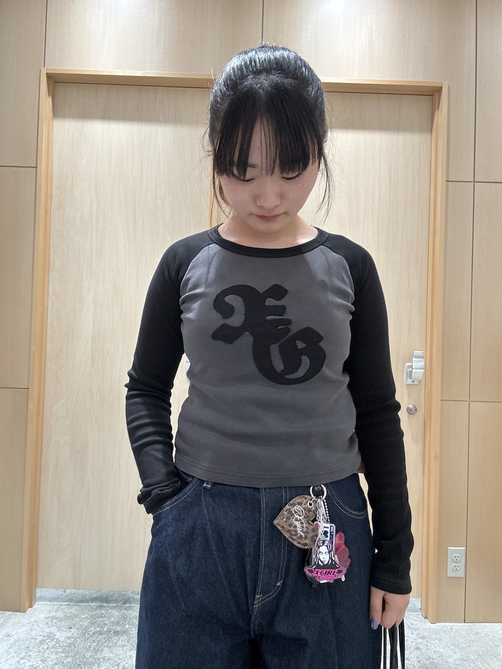 ブラウン系のバックパック/リュック、ブラック系のTシャツ/カットソー、ブラウン系のベルトを着用したレディースの夏コーディネートの3枚目の写真