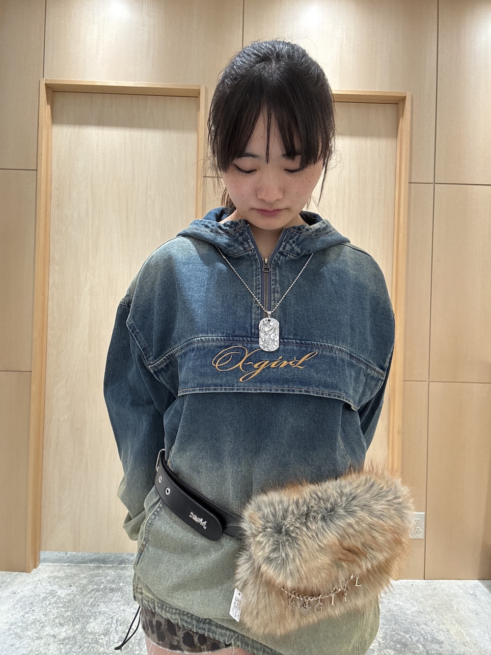 ブルー系のワンピース、ベージュ系のデニムパンツ、ブラック系のベルトを着用したレディースの秋コーディネートの3枚目の写真
