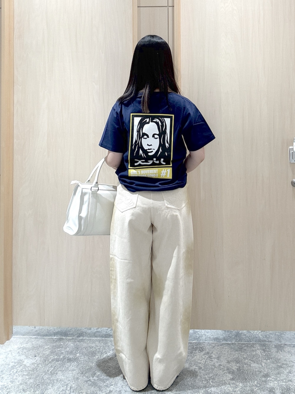 ホワイト系のデニムパンツ、ホワイト系のショルダーバッグ、ブルー系のTシャツ/カットソーを着用したレディースの夏コーディネートの2枚目の写真