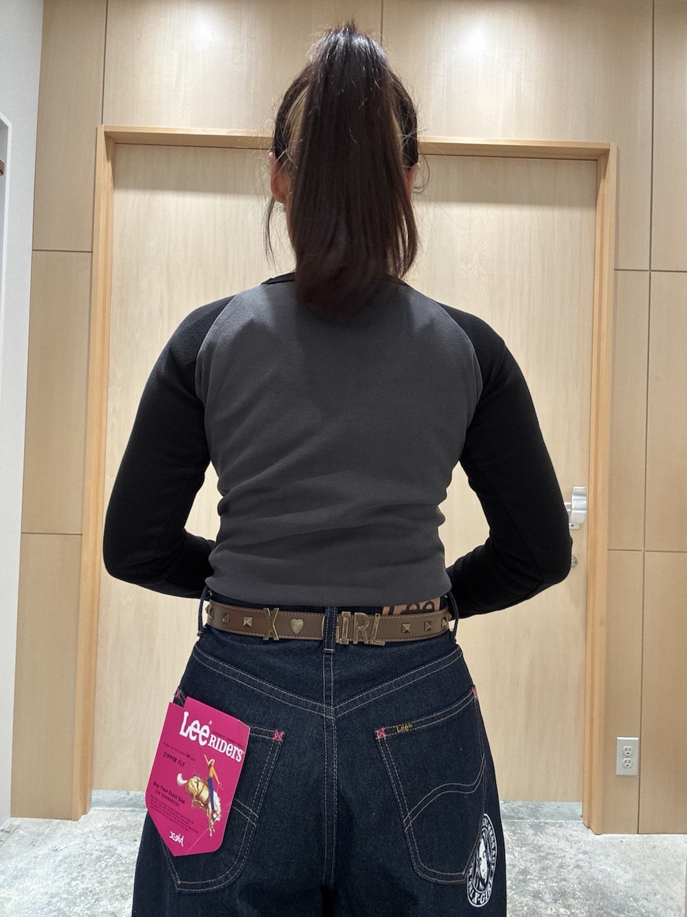 ブラウン系のバックパック/リュック、ブラック系のTシャツ/カットソー、ブラウン系のベルトを着用したレディースの夏コーディネートの4枚目の写真
