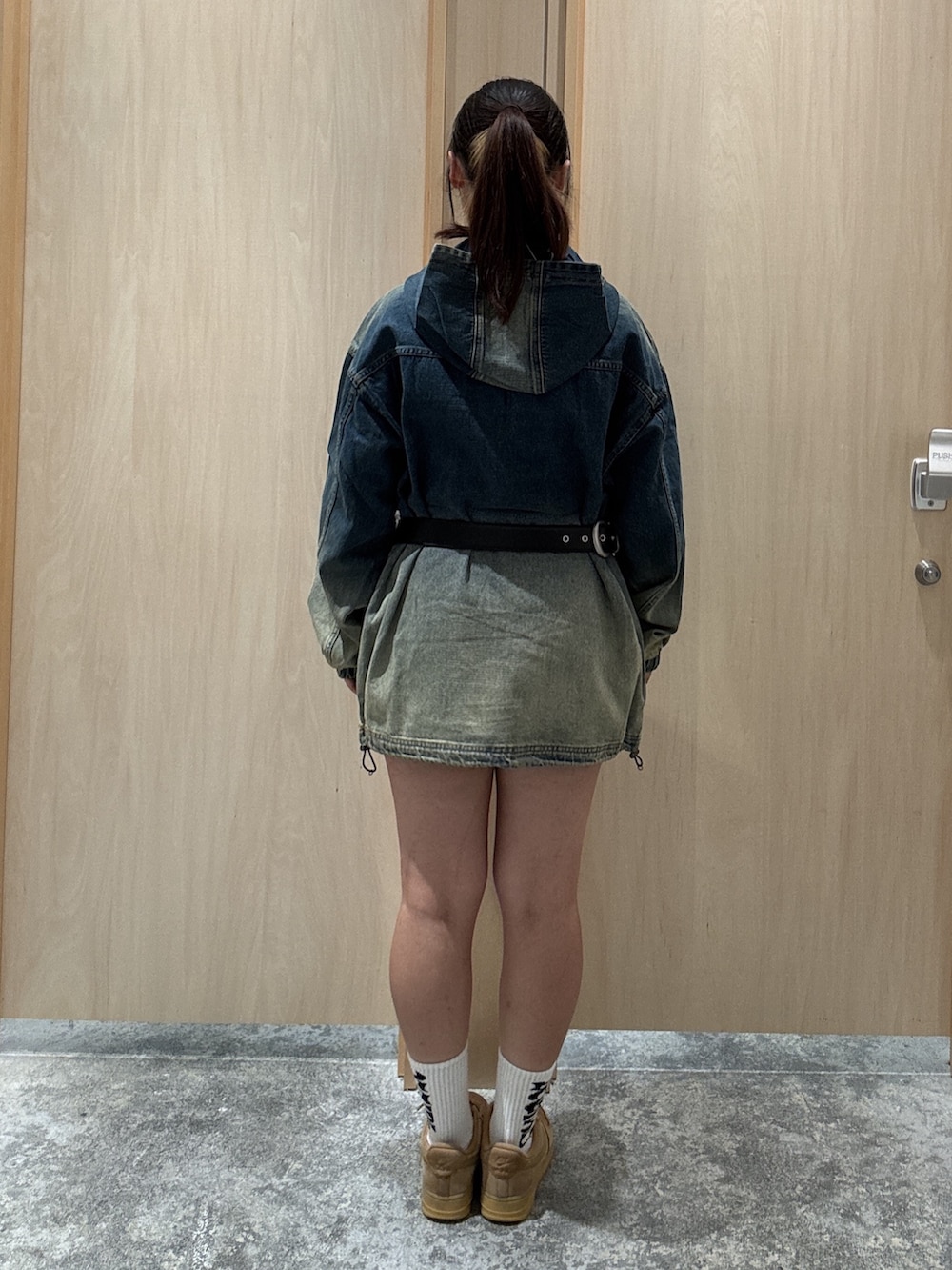 ブルー系のワンピース、ベージュ系のデニムパンツ、ブラック系のベルトを着用したレディースの秋コーディネートの2枚目の写真