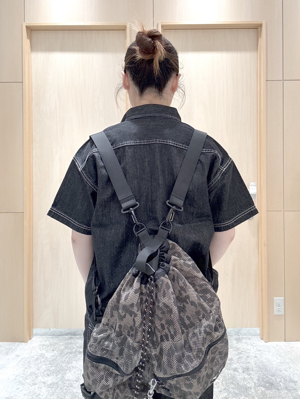 ブラック系のデニムパンツ、ブラック系のシャツ/ブラウス、ホワイト系のTシャツ/カットソーを着用したレディースの夏コーディネートの4枚目の写真