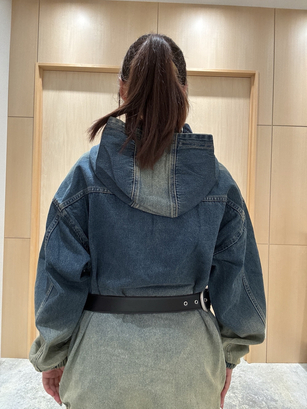 ブルー系のワンピース、ベージュ系のデニムパンツ、ブラック系のベルトを着用したレディースの秋コーディネートの4枚目の写真
