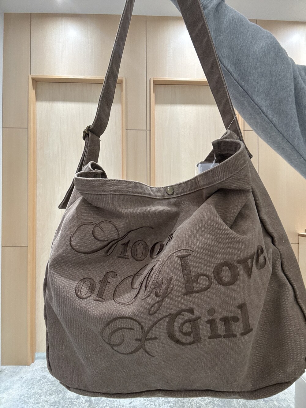 グレー系のパーカー、ホワイト系のTシャツ/カットソー、ブルー系のデニムパンツを着用したレディースの秋コーディネートの5枚目の写真