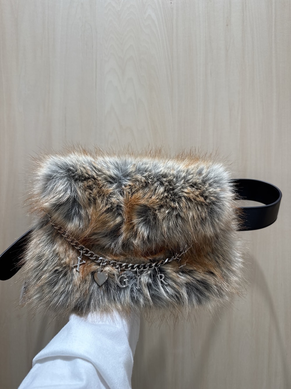ブルー系のワンピース、ベージュ系のデニムパンツ、ブラック系のベルトを着用したレディースの秋コーディネートの5枚目の写真