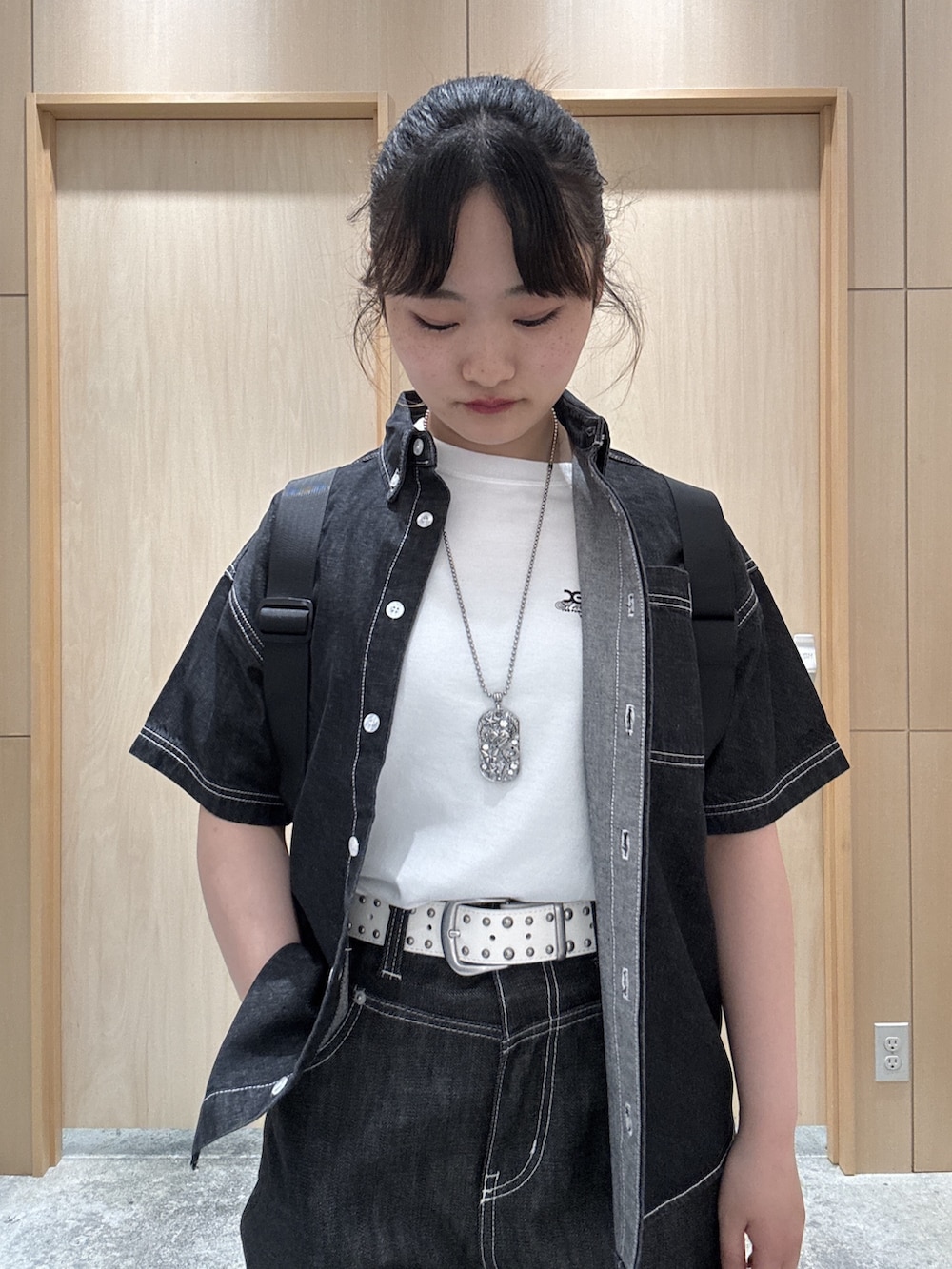 ブラック系のデニムパンツ、ブラック系のシャツ/ブラウス、ホワイト系のTシャツ/カットソーを着用したレディースの夏コーディネートの3枚目の写真