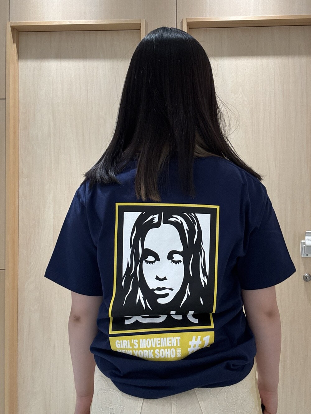 ホワイト系のデニムパンツ、ホワイト系のショルダーバッグ、ブルー系のTシャツ/カットソーを着用したレディースの夏コーディネートの4枚目の写真