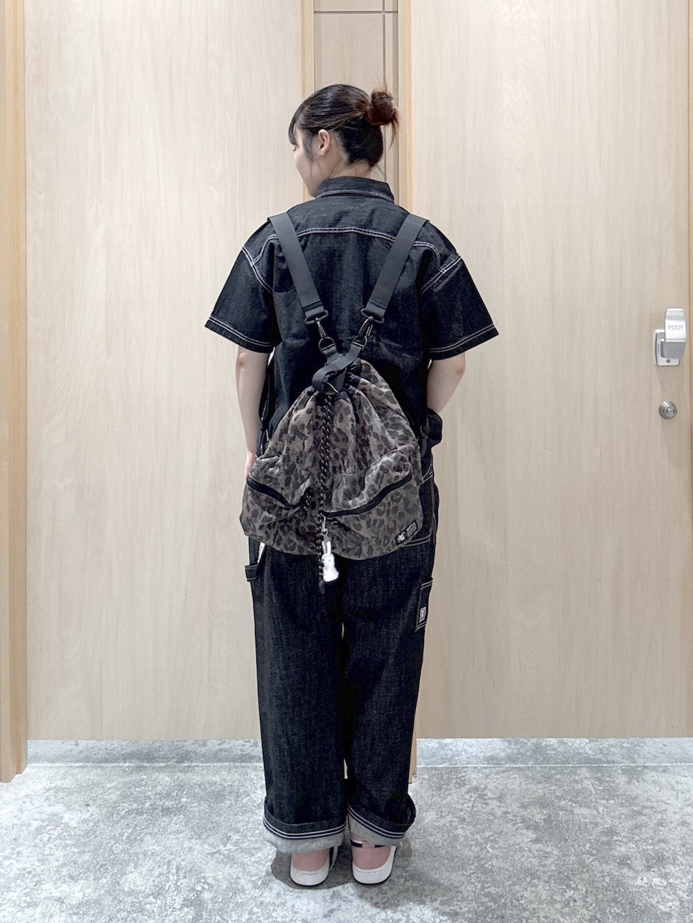 ブラック系のデニムパンツ、ブラック系のシャツ/ブラウス、ホワイト系のTシャツ/カットソーを着用したレディースの夏コーディネートの2枚目の写真