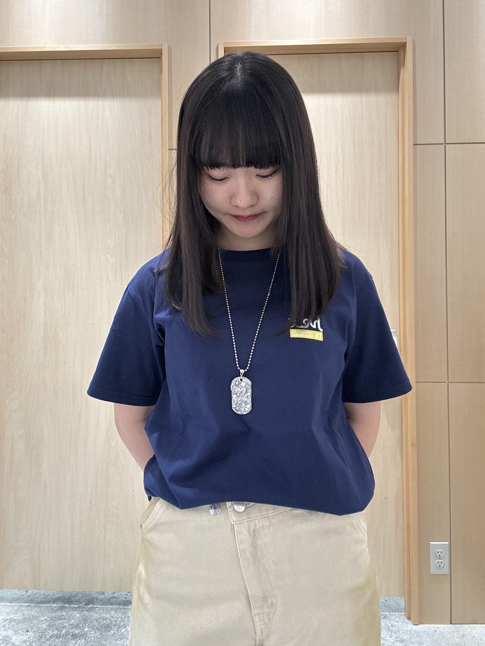 ホワイト系のデニムパンツ、ホワイト系のショルダーバッグ、ブルー系のTシャツ/カットソーを着用したレディースの夏コーディネートの3枚目の写真