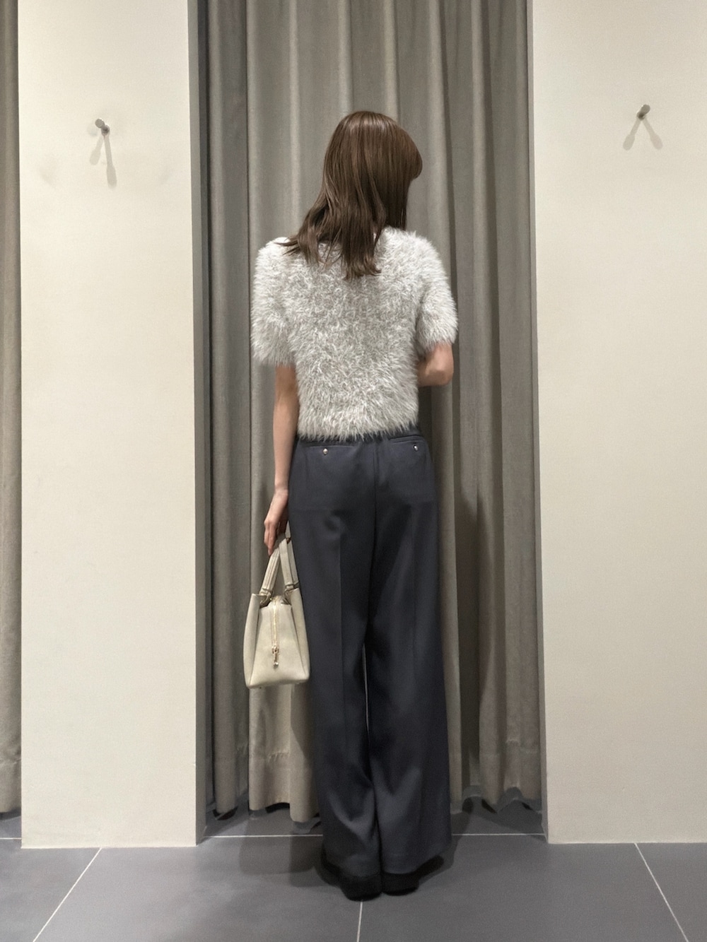 ブルー系のカーディガン/ボレロ、グレー系のその他パンツ、ベージュ系のトートバッグを着用したレディースの秋コーディネートの3枚目の写真