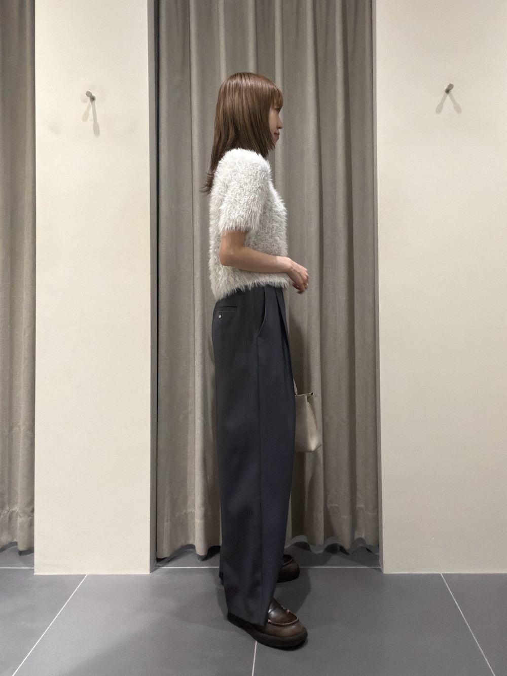 ブルー系のカーディガン/ボレロ、グレー系のその他パンツ、ベージュ系のトートバッグを着用したレディースの秋コーディネートの2枚目の写真