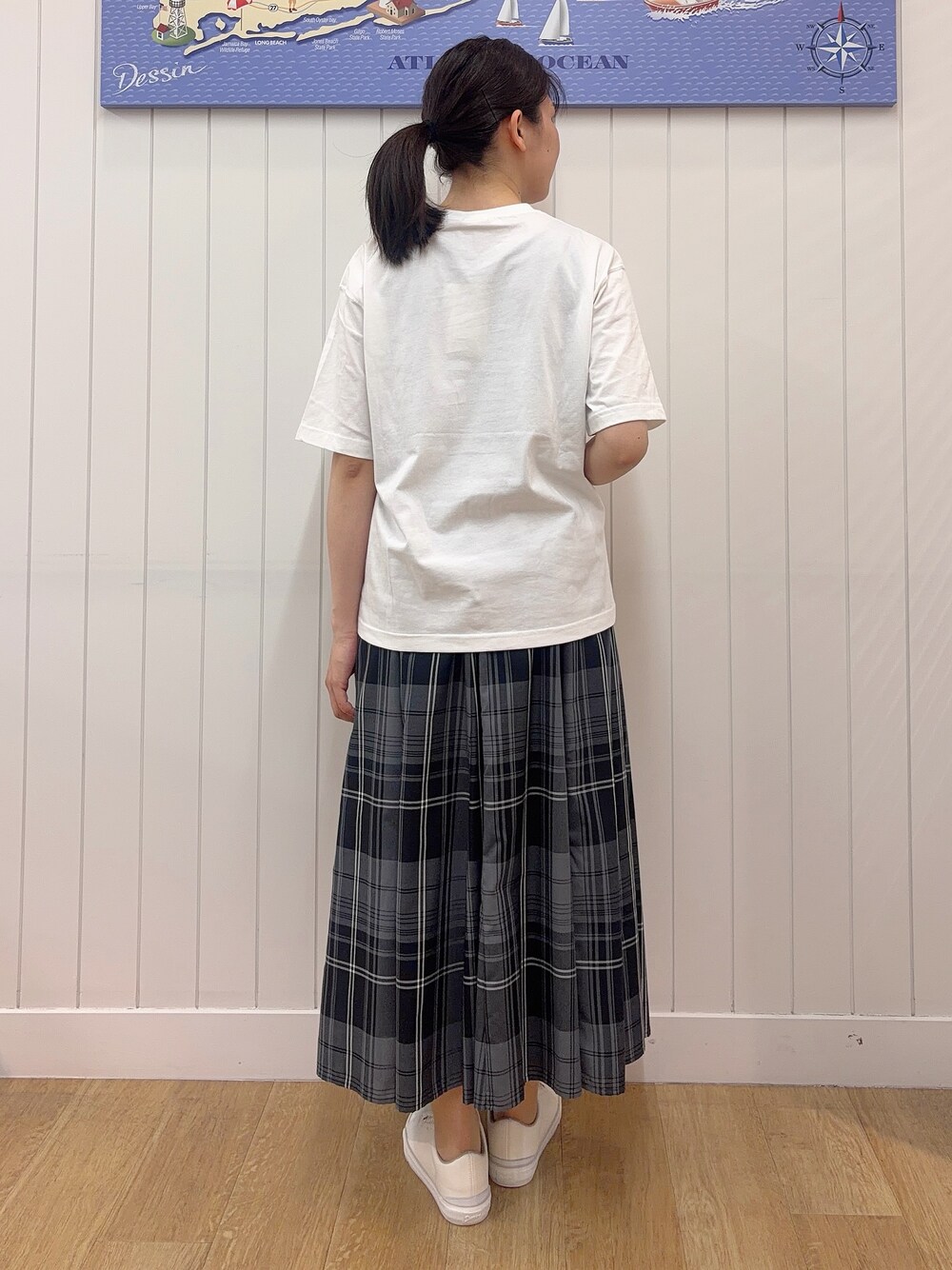 ホワイト系のTシャツ/カットソー、グリーン系のスカート、ホワイト系のスニーカーを着用したレディースの春コーディネートの3枚目の写真