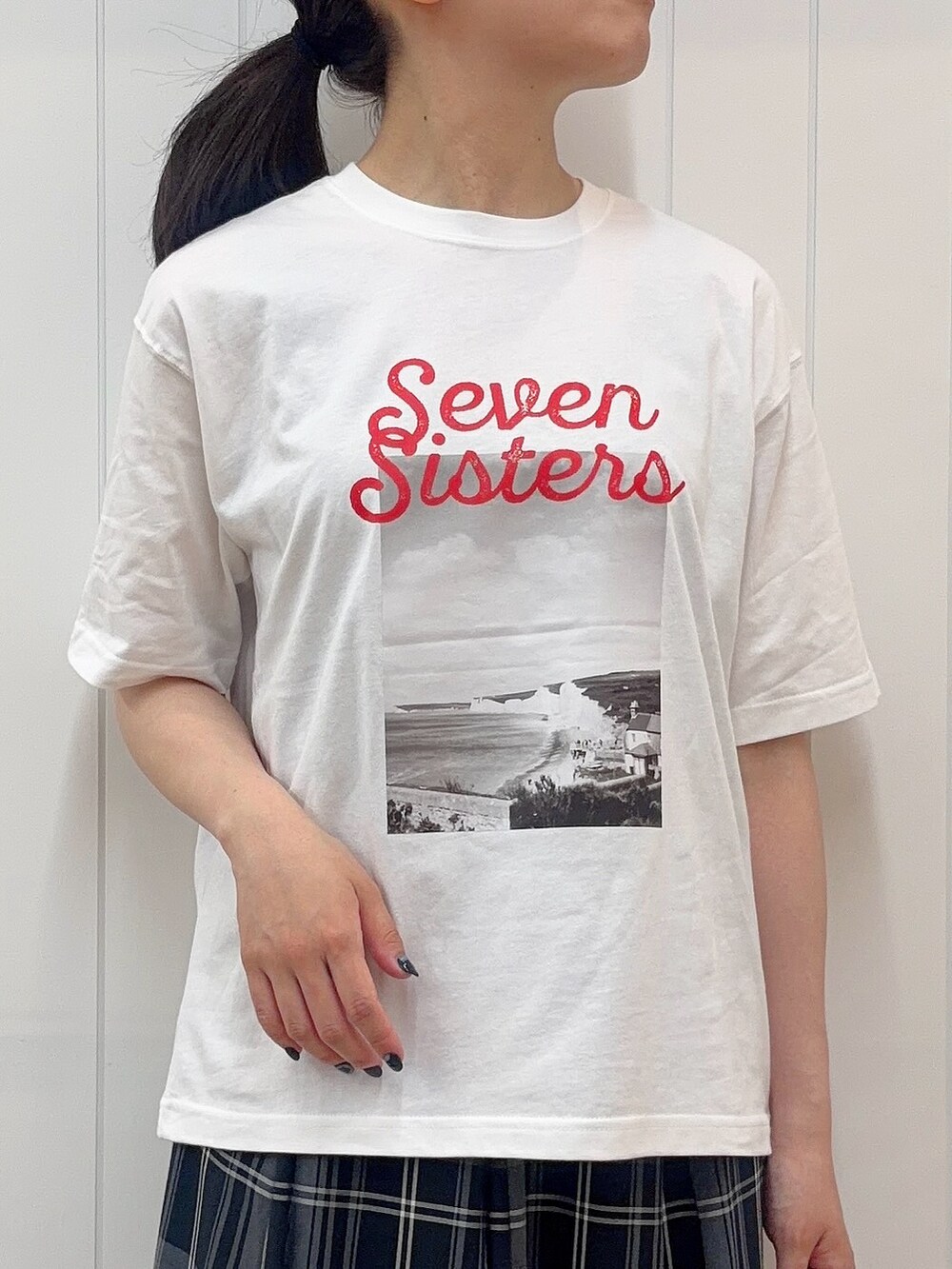 ホワイト系のTシャツ/カットソー、グリーン系のスカート、ホワイト系のスニーカーを着用したレディースの春コーディネートの4枚目の写真