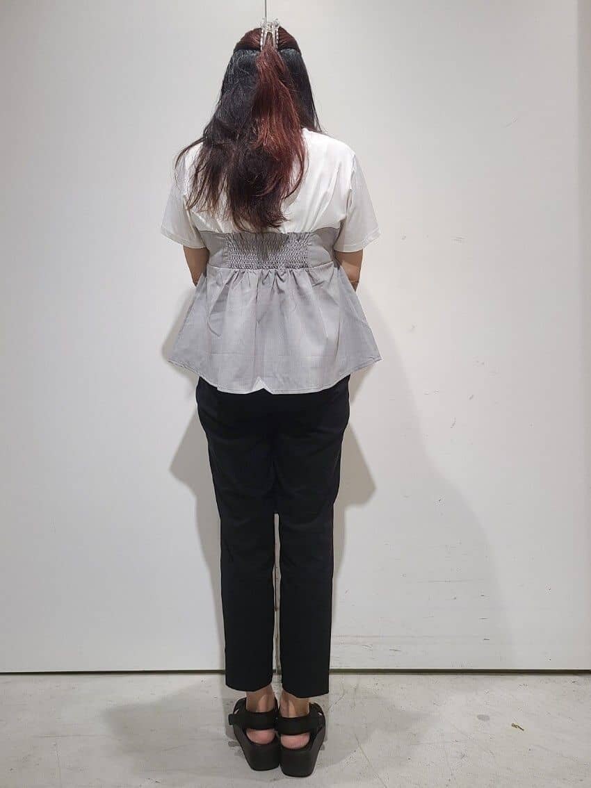 グレー系のTシャツ/カットソー、ブラック系のその他パンツ、レッド系のショルダーバッグを着用したレディースの夏コーディネートの3枚目の写真