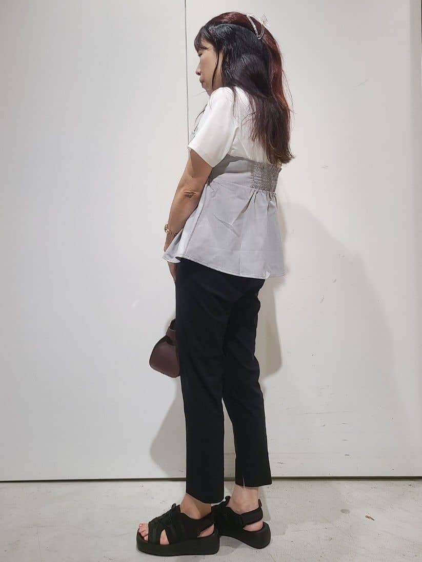 グレー系のTシャツ/カットソー、ブラック系のその他パンツ、レッド系のショルダーバッグを着用したレディースの夏コーディネートの2枚目の写真