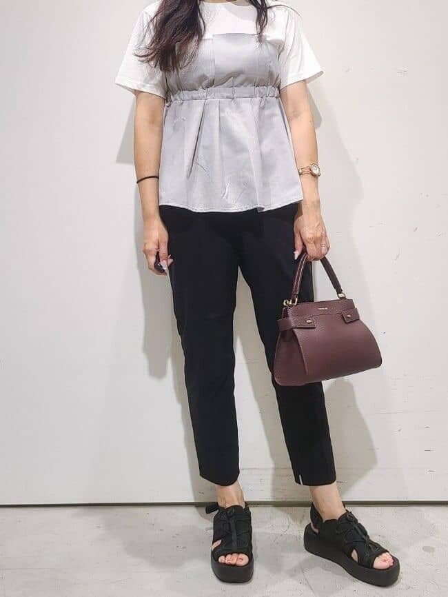 グレー系のTシャツ/カットソー、ブラック系のその他パンツ、レッド系のショルダーバッグを着用したレディースの夏コーディネートの4枚目の写真