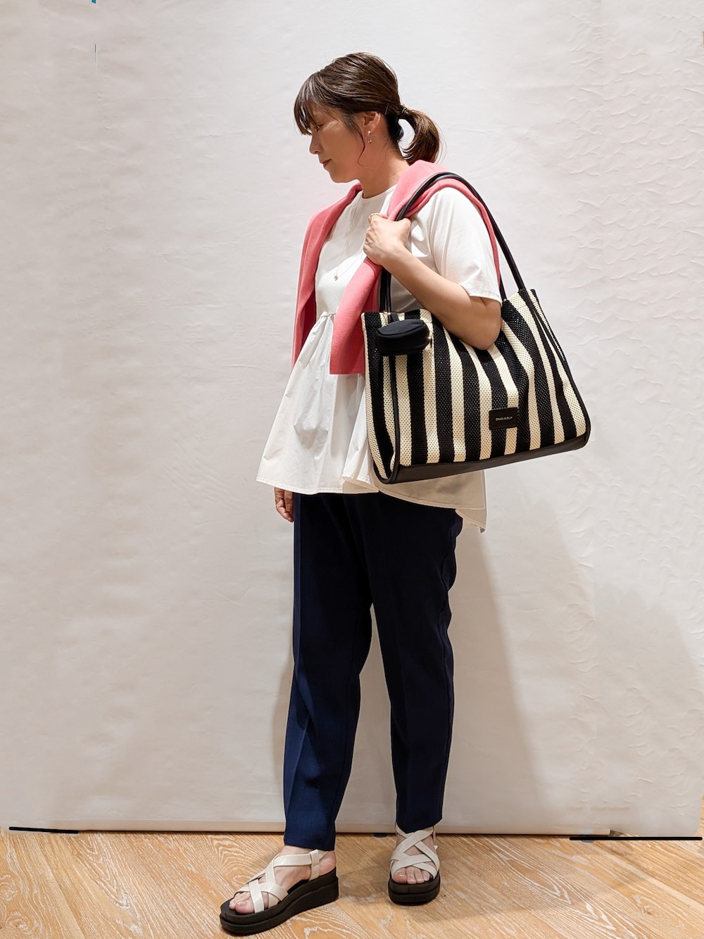 ピンク系のカーディガン/ボレロ、ホワイト系のTシャツ/カットソー、ブルー系のその他パンツを着用したレディースの春コーディネートの2枚目の写真