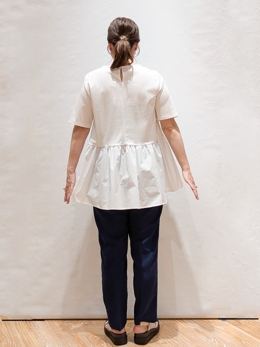 ピンク系のカーディガン/ボレロ、ホワイト系のTシャツ/カットソー、ブルー系のその他パンツを着用したレディースの春コーディネートの6枚目の写真