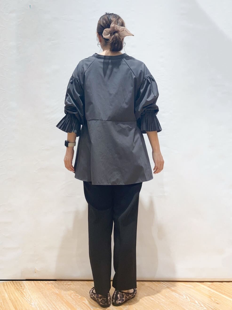 ホワイト系のベスト、グレー系のシャツ/ブラウス、ブラック系のその他パンツを着用したレディースの秋コーディネートの5枚目の写真