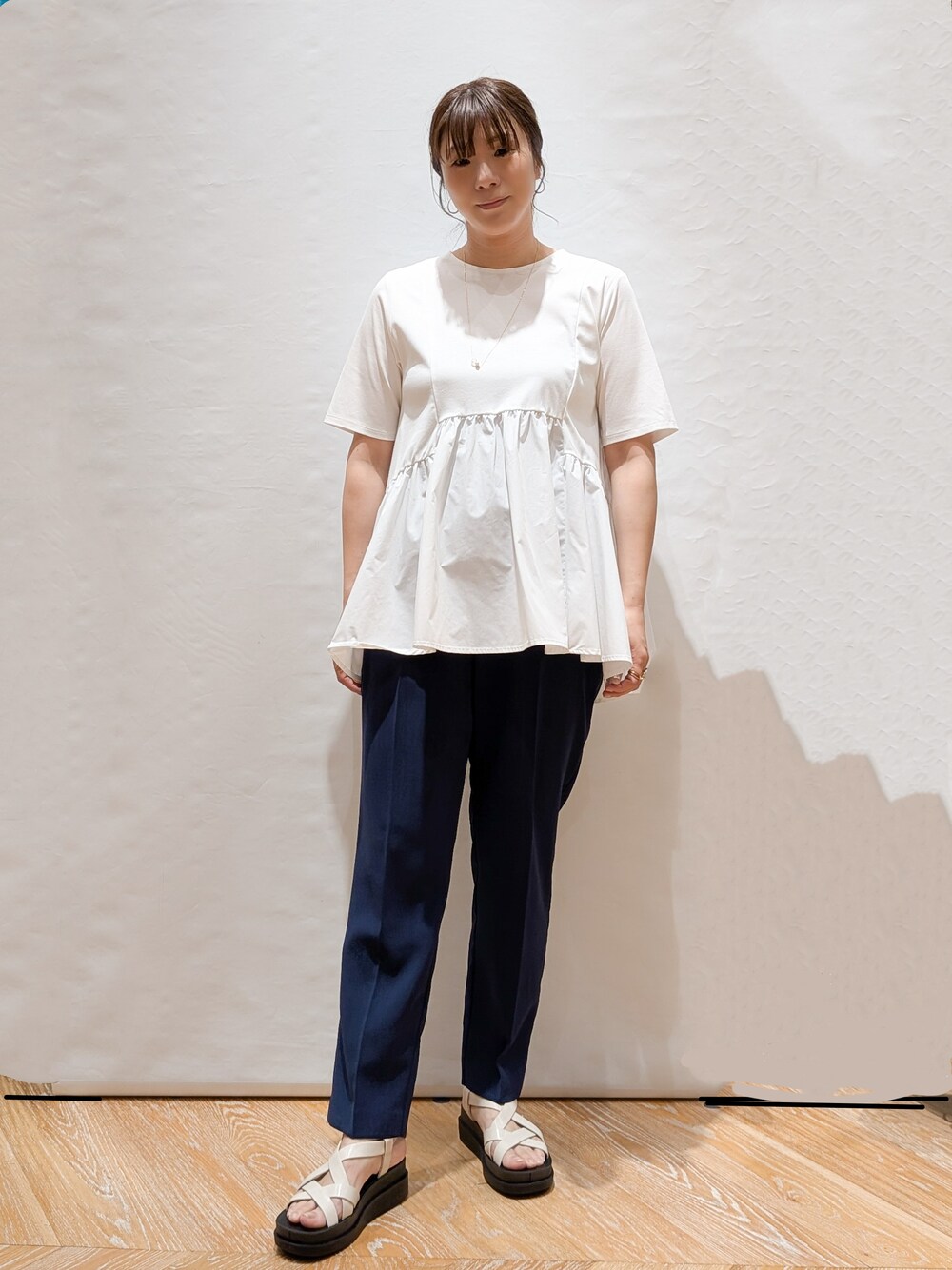 ピンク系のカーディガン/ボレロ、ホワイト系のTシャツ/カットソー、ブルー系のその他パンツを着用したレディースの春コーディネートの4枚目の写真