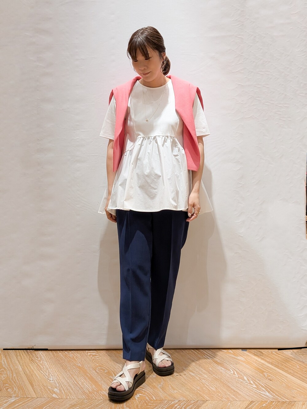 ピンク系のカーディガン/ボレロ、ホワイト系のTシャツ/カットソー、ブルー系のその他パンツを着用したレディースの春コーディネートの3枚目の写真
