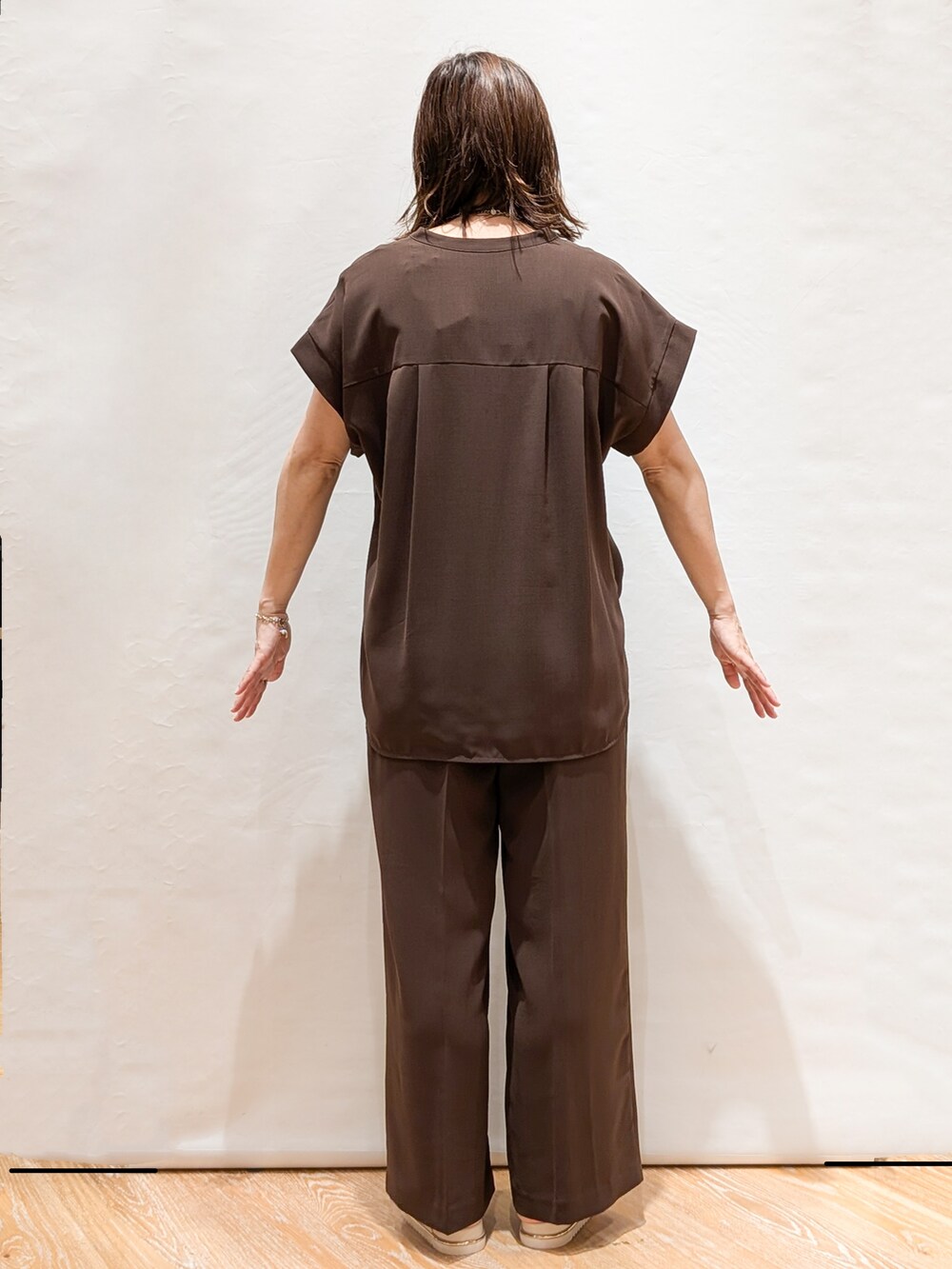 ブラウン系のシャツ/ブラウス、ブラウン系のその他パンツ、ブラウン系のトートバッグを着用したレディースの夏コーディネートの5枚目の写真