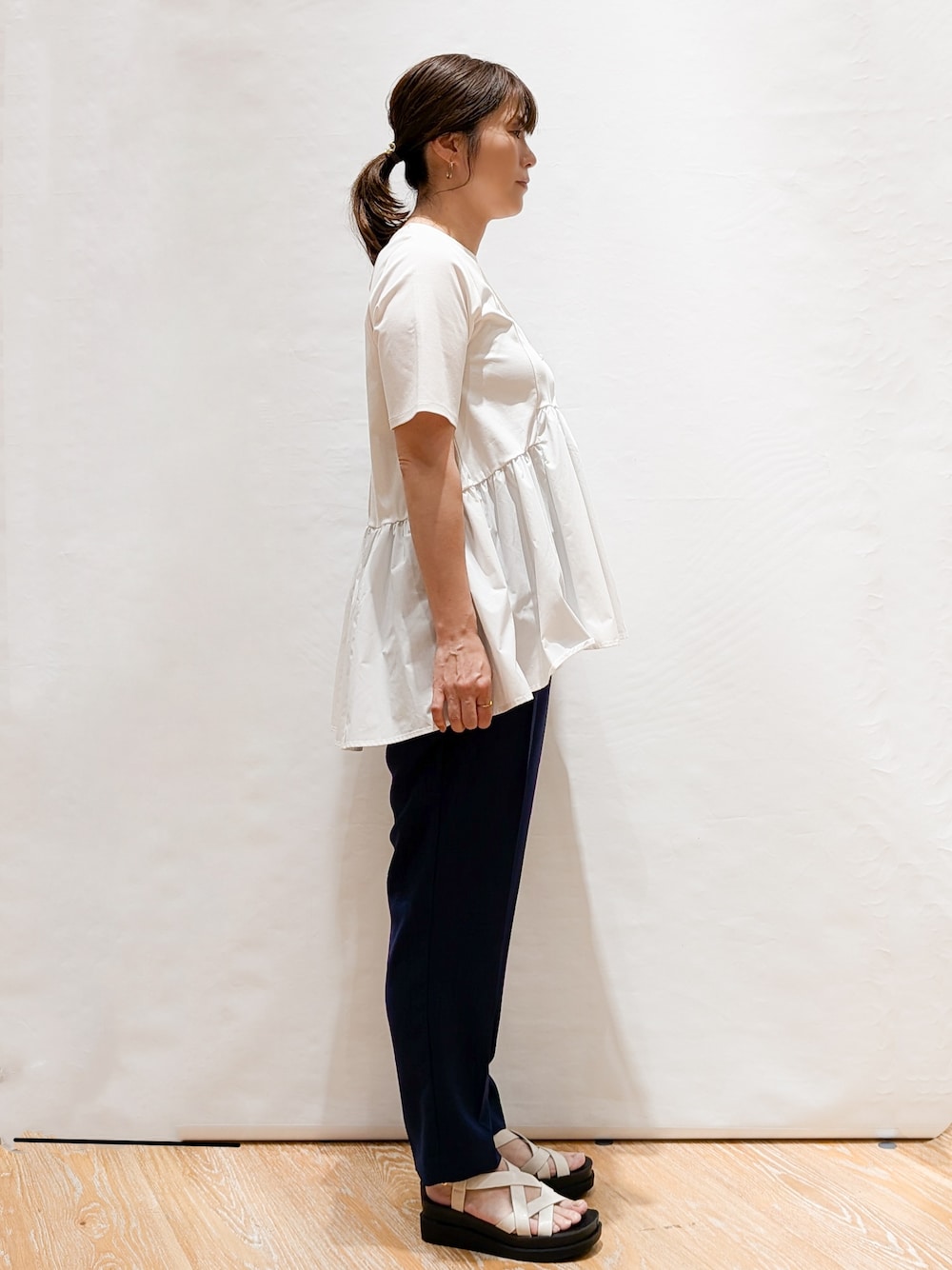 ピンク系のカーディガン/ボレロ、ホワイト系のTシャツ/カットソー、ブルー系のその他パンツを着用したレディースの春コーディネートの5枚目の写真