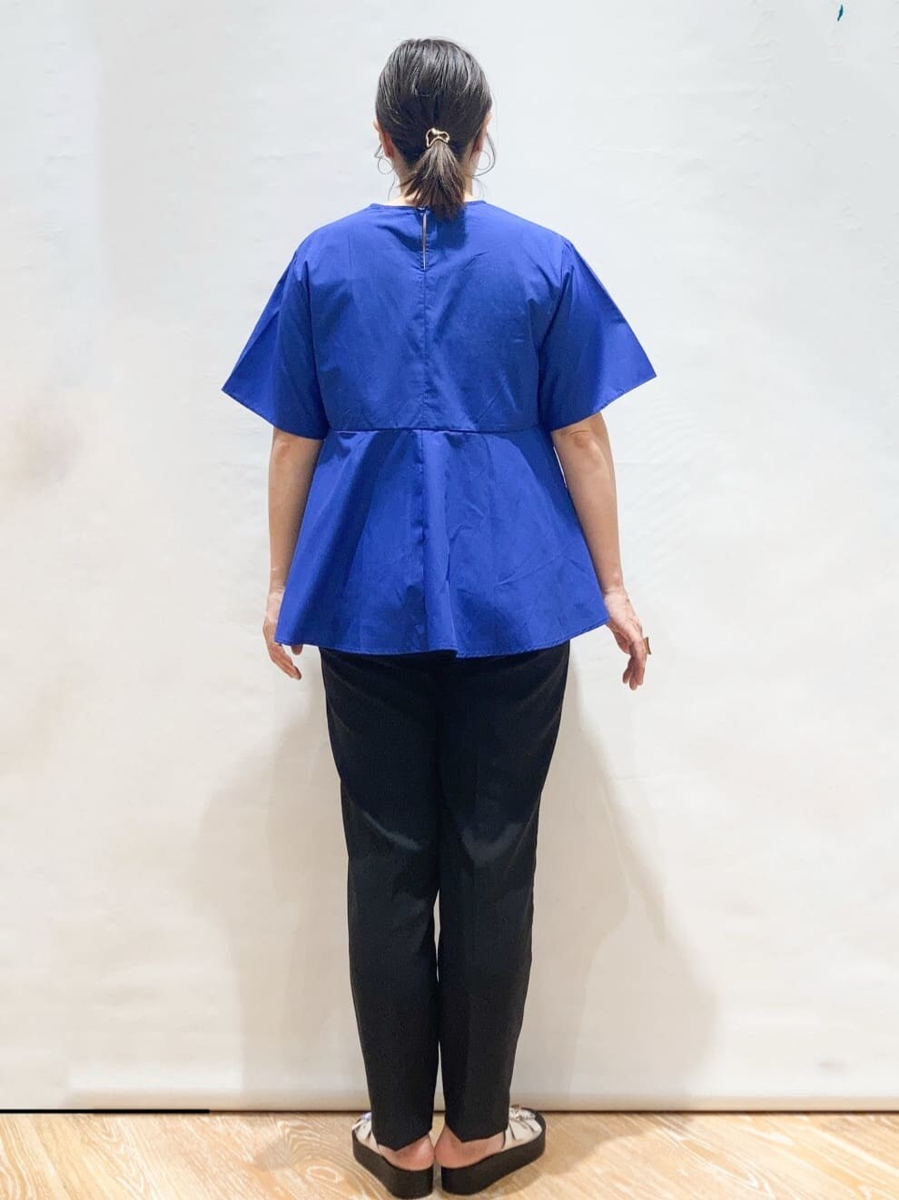ブルー系のシャツ/ブラウス、ブラック系のその他パンツ、ブラック系のショルダーバッグを着用したレディースの春コーディネートの3枚目の写真
