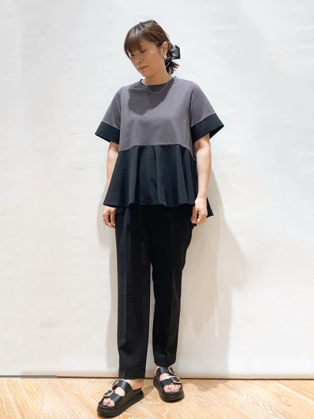 グレー系のTシャツ/カットソー、ブラック系のその他パンツ、ブラック系のショルダーバッグを着用したレディースの夏コーディネートの2枚目の写真