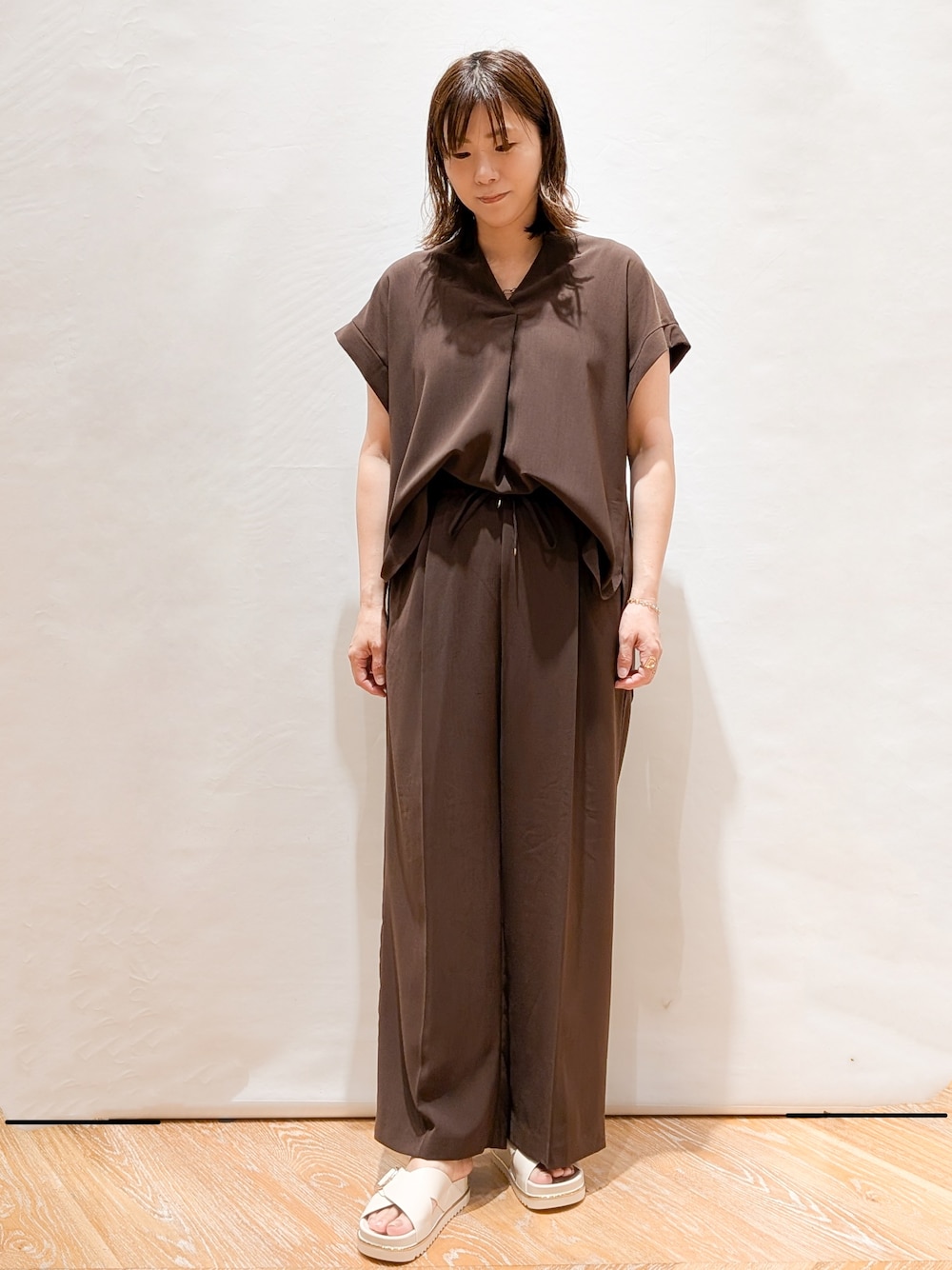 ブラウン系のシャツ/ブラウス、ブラウン系のその他パンツ、ブラウン系のトートバッグを着用したレディースの夏コーディネートの3枚目の写真