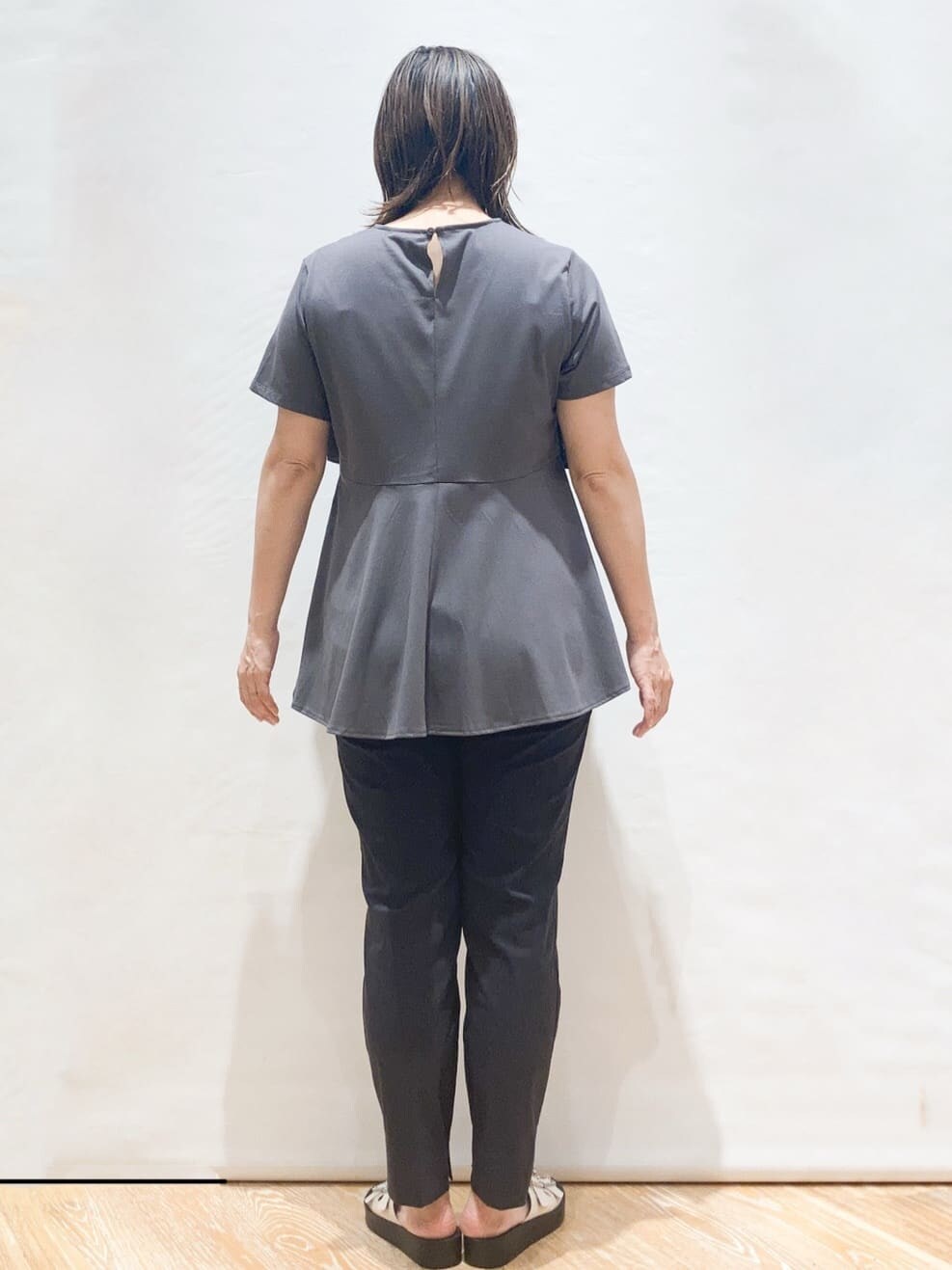 グレー系のTシャツ/カットソー、ブラック系のその他パンツ、ホワイト系のトートバッグを着用したレディースの夏コーディネートの4枚目の写真