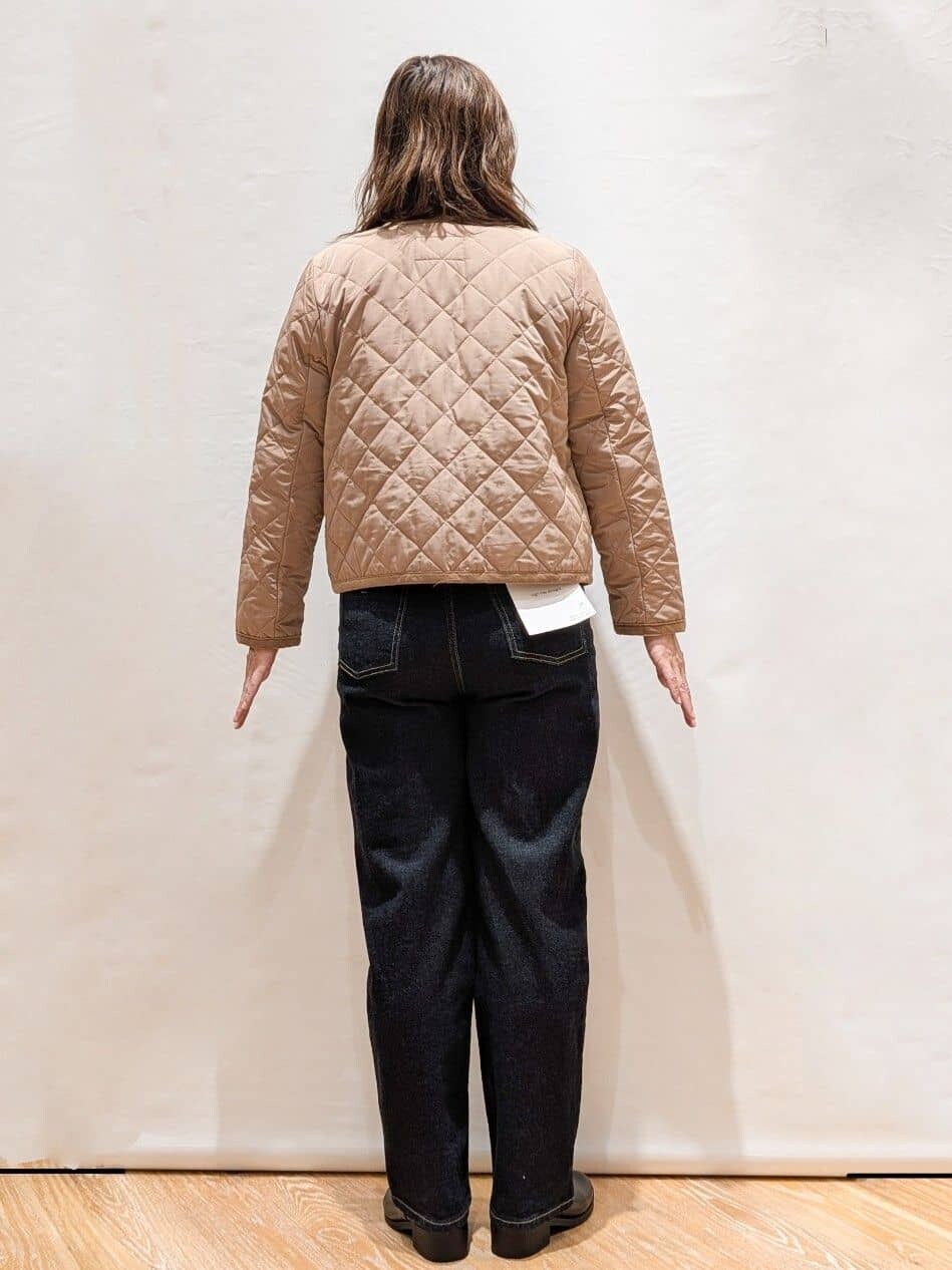 イエロー系のノーカラージャケット、ホワイト系のTシャツ/カットソー、レッド系のニット/セーターを着用したレディースの秋コーディネートの4枚目の写真