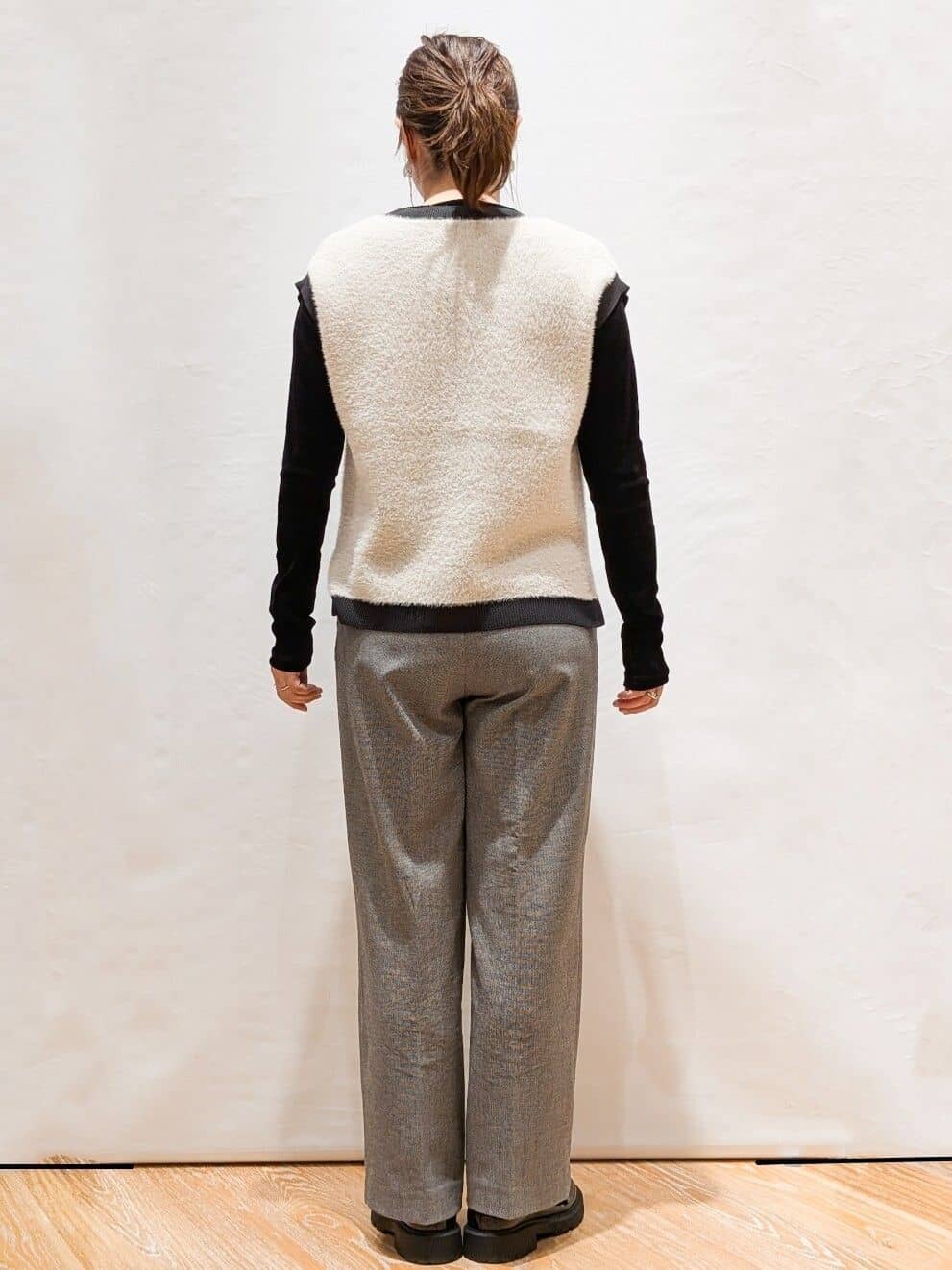 ベージュ系のニット/セーター、ブラック系のTシャツ/カットソー、ブラック系のその他パンツを着用したレディースの秋コーディネートの4枚目の写真