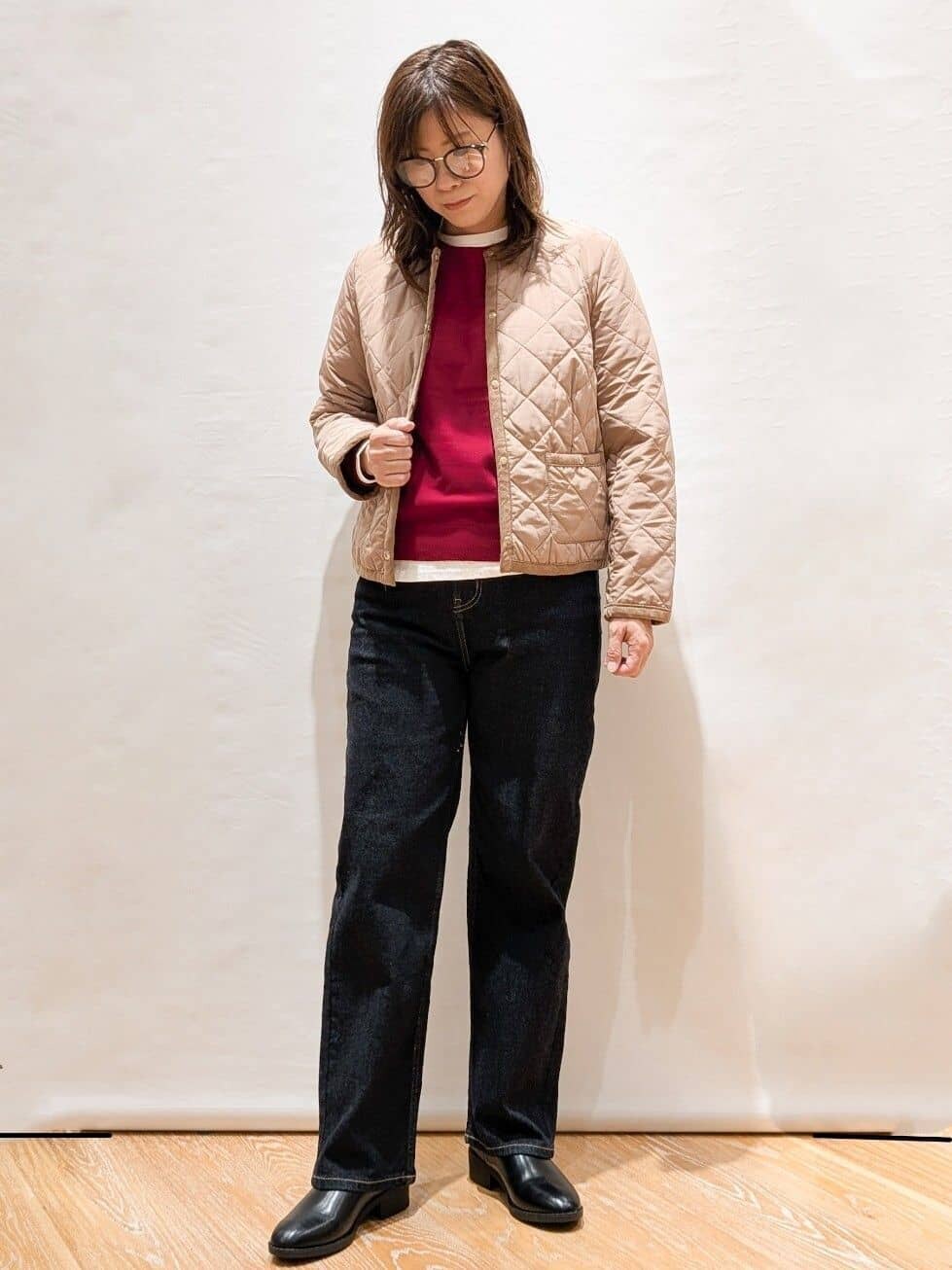 イエロー系のノーカラージャケット、ホワイト系のTシャツ/カットソー、レッド系のニット/セーターを着用したレディースの秋コーディネートの2枚目の写真