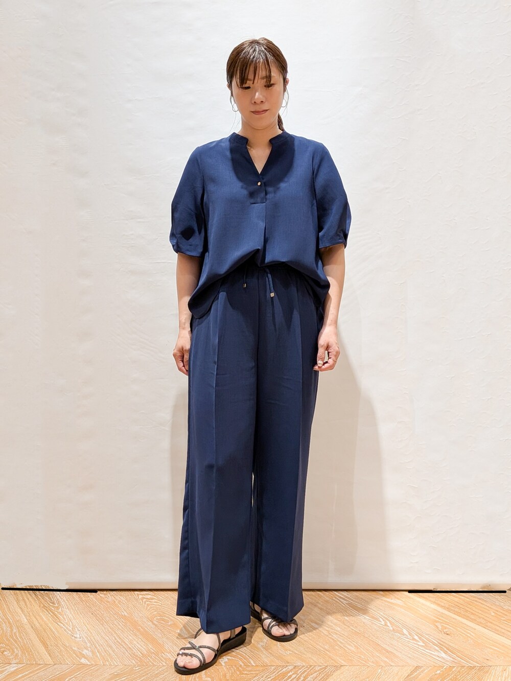 ブルー系のシャツ/ブラウス、ブルー系のその他パンツ、シルバー系のショルダーバッグを着用したレディースの春コーディネートの2枚目の写真