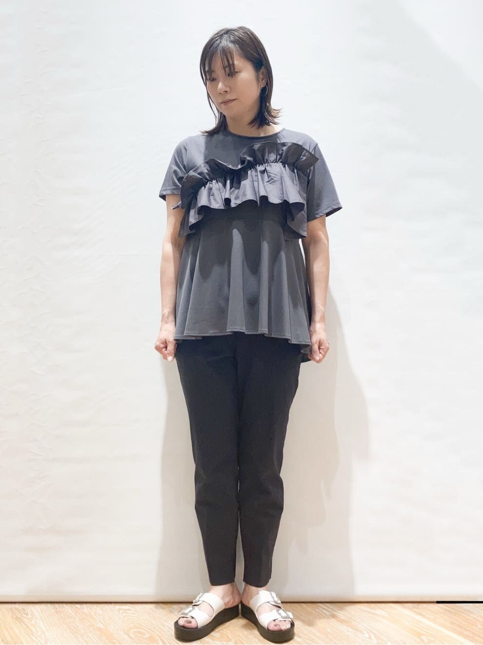グレー系のTシャツ/カットソー、ブラック系のその他パンツ、ホワイト系のトートバッグを着用したレディースの夏コーディネートの2枚目の写真