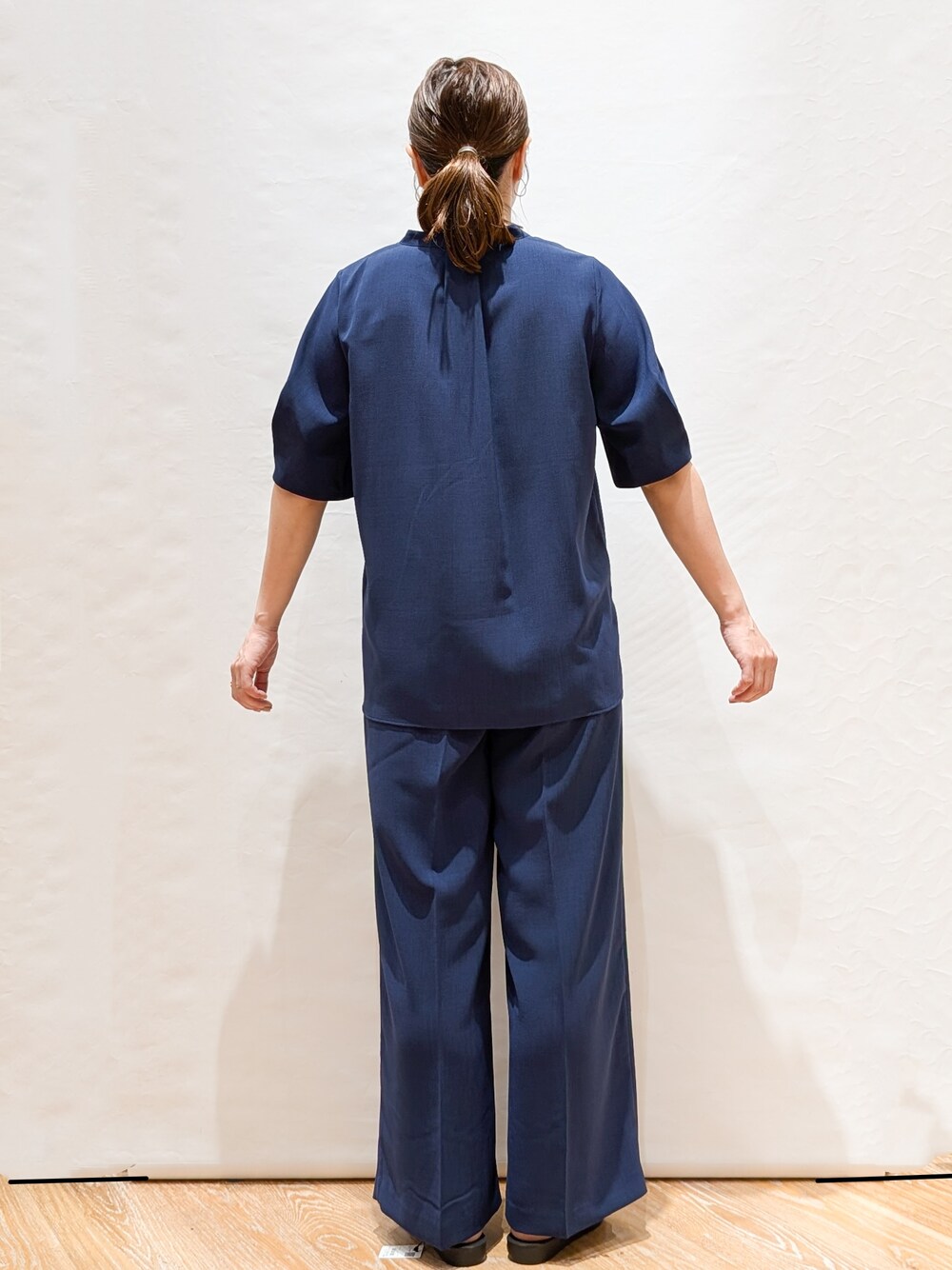 ブルー系のシャツ/ブラウス、ブルー系のその他パンツ、シルバー系のショルダーバッグを着用したレディースの春コーディネートの5枚目の写真
