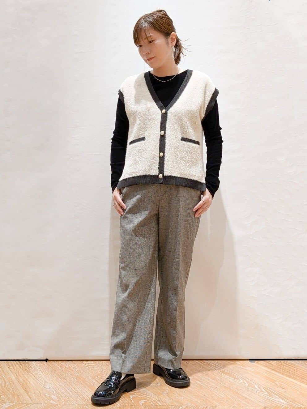 ベージュ系のニット/セーター、ブラック系のTシャツ/カットソー、ブラック系のその他パンツを着用したレディースの秋コーディネートの3枚目の写真