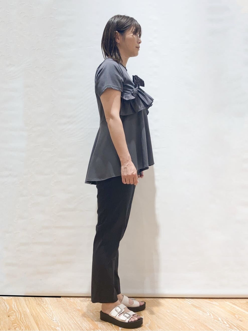 グレー系のTシャツ/カットソー、ブラック系のその他パンツ、ホワイト系のトートバッグを着用したレディースの夏コーディネートの3枚目の写真