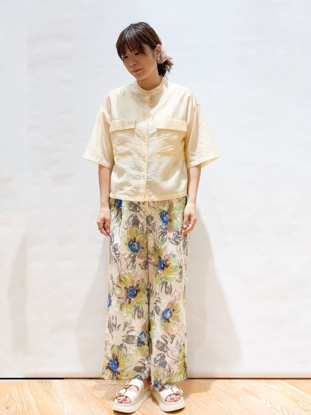 ホワイト系のシャツ/ブラウス、ベージュ系のその他パンツ、ホワイト系のショルダーバッグを着用したレディースの夏コーディネートの2枚目の写真