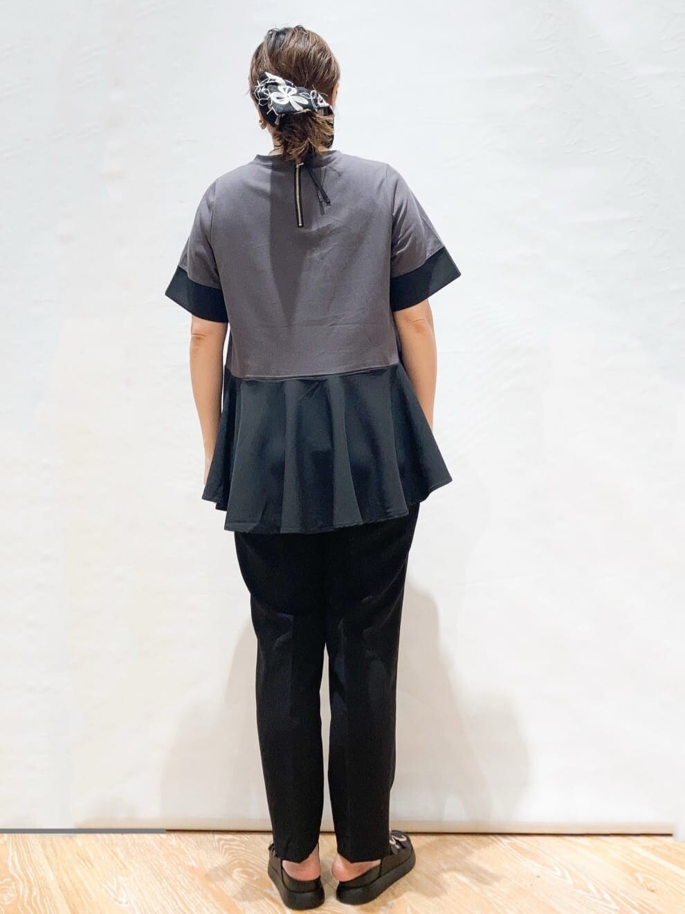グレー系のTシャツ/カットソー、ブラック系のその他パンツ、ブラック系のショルダーバッグを着用したレディースの夏コーディネートの4枚目の写真