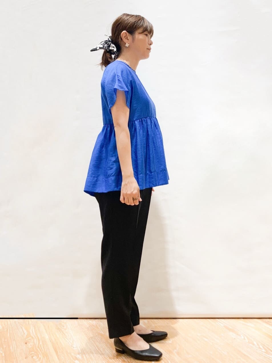 ブルー系のシャツ/ブラウス、ブラック系のその他パンツ、ホワイト系のショルダーバッグを着用したレディースの夏コーディネートの2枚目の写真