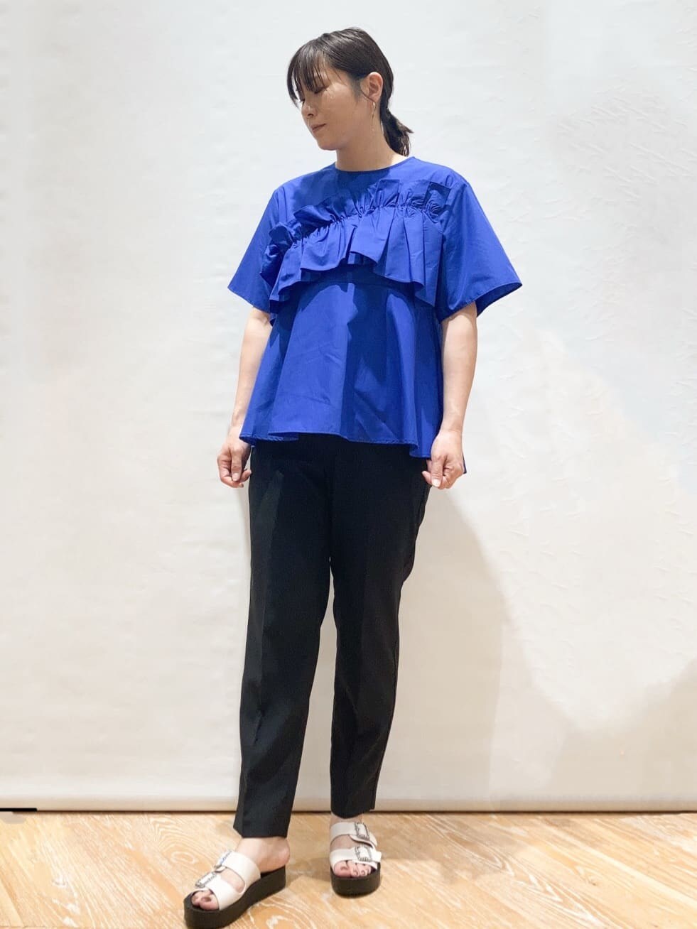ブルー系のシャツ/ブラウス、ブラック系のその他パンツ、ブラック系のショルダーバッグを着用したレディースの春コーディネートの2枚目の写真